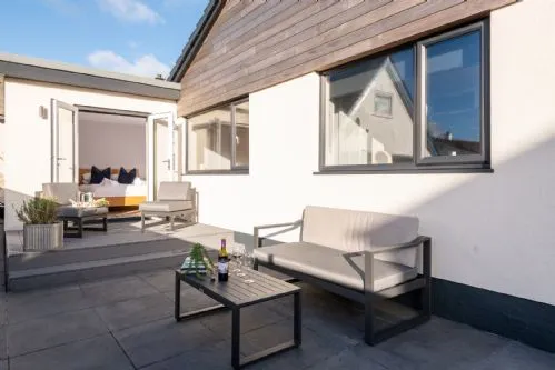 Stone's Throw - Decking - Rhosneigr
