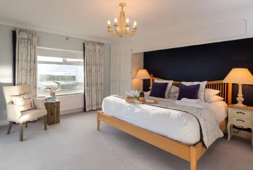 White Cottage Super-King Bed
