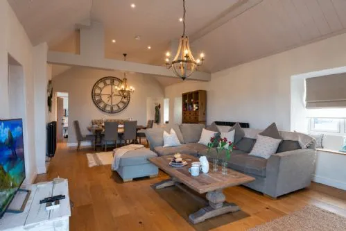 Bron Wendon living room diner