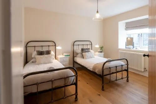 Bron Wendon twin beds