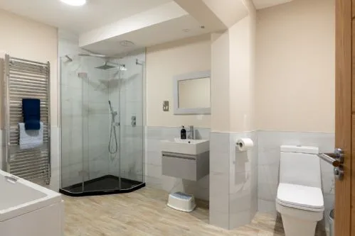 Out of the Blue - Family bathroom