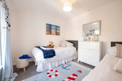 Lan Y Mor - twin bedroom