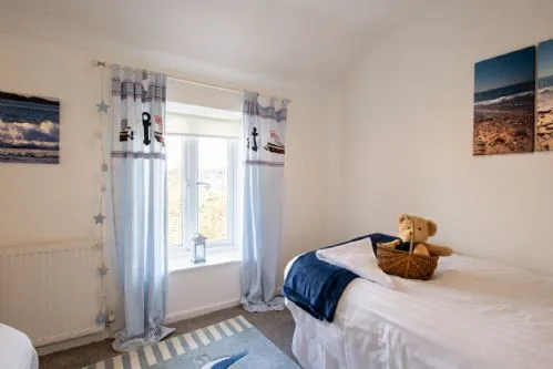 Lan Y Mor - twin bedroom window