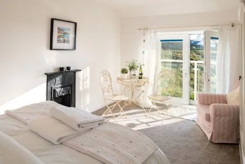 Lan Y Mor - master bedroom with balcony