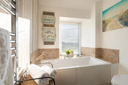 Lan Y Mor - family bathroom bath
