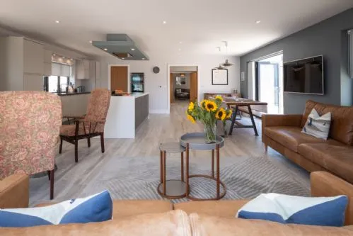 Trem Y Don Living Room, Dining and Kitchen