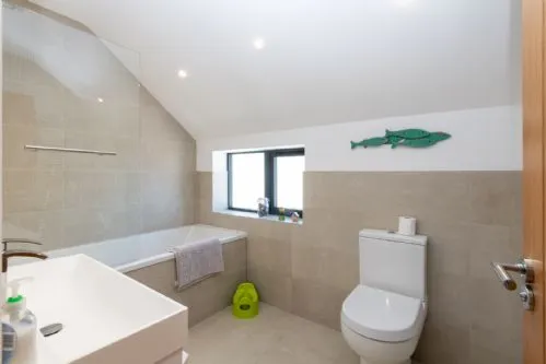 Trem Y Don Family Bathroom