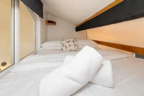 Lakeside - bed in the crog loft space