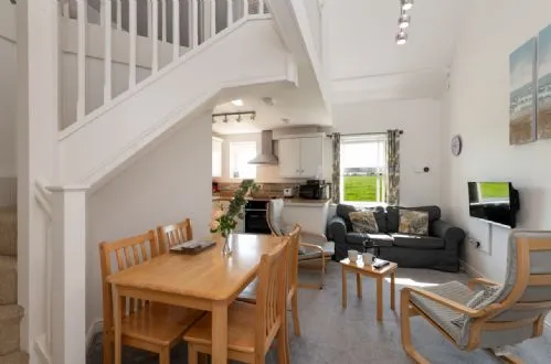 Bwthyn Dwynwen Dining and living area