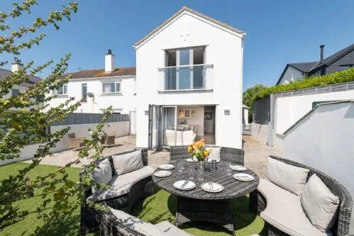 Out of the blue - Garden table and rear elevation