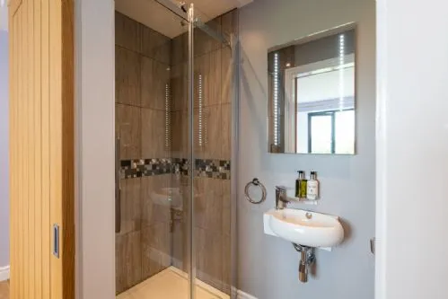Ty Rhos Newydd Bedroom 1 en-suite