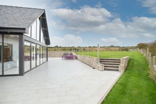 Ty Rhos Newydd Patio