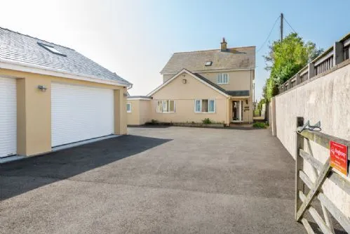 Sand Dollar - Driveway - Rhosneigr
