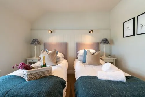 The Roost - The Nest at The White Eagle - twin bedroom