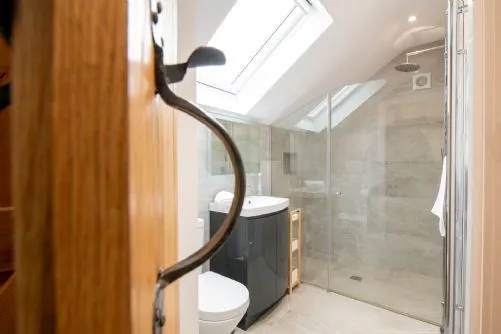 Fronallt - main bedroom ensuite