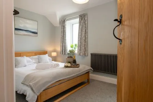 Fronallt - second king bedroom