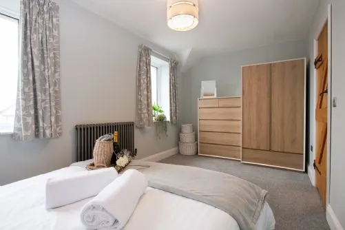 Fronallt - king bedroom with furniture