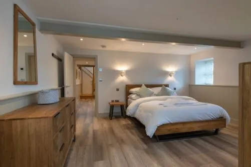 Y Cei king bedroom master room