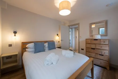Y Cei King Bed