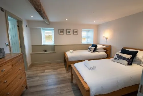 Y Cei twin bedroom