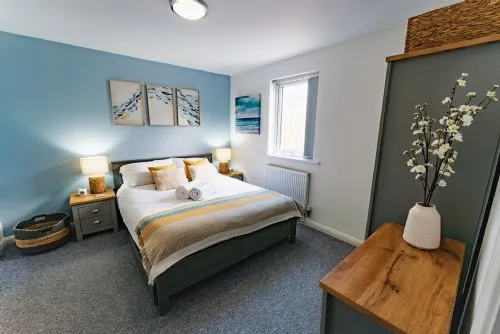 Cool Waves back bedroom with en-suite