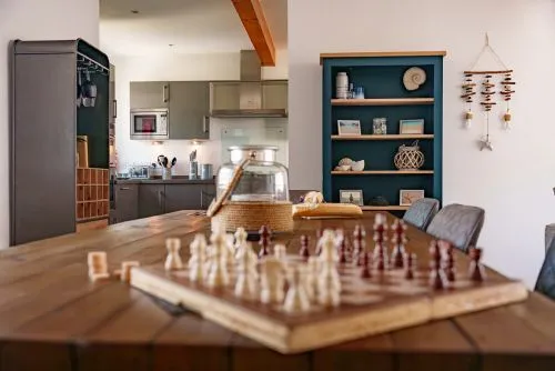 Cool Waves chess set
