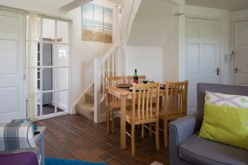 Bwthyn Branwen dining room area