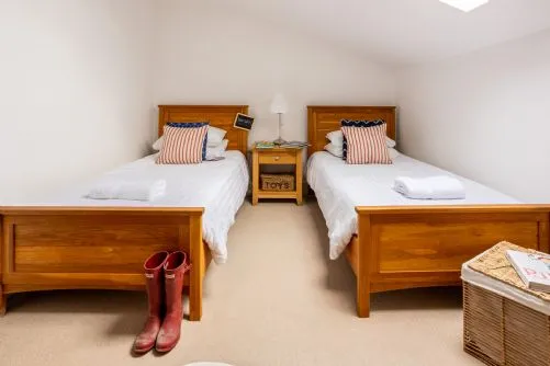Ty Traeth Upstairs Twin Bedroom 