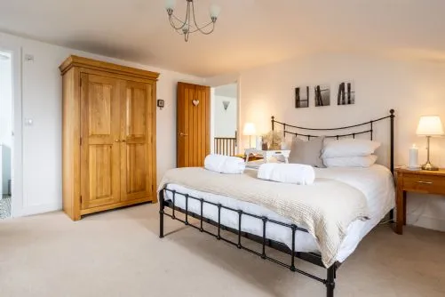 Ty Traeth King Bedroom with En-suite