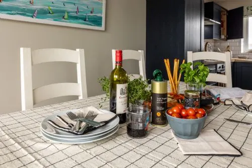 Awelfa Dining Table
