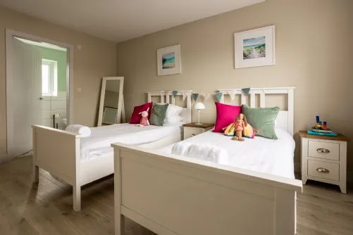 Awelfa Twin bedroom 