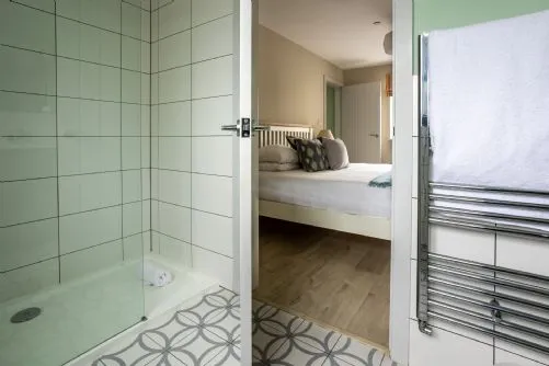Awelfa Downstairs bedroom en-suite