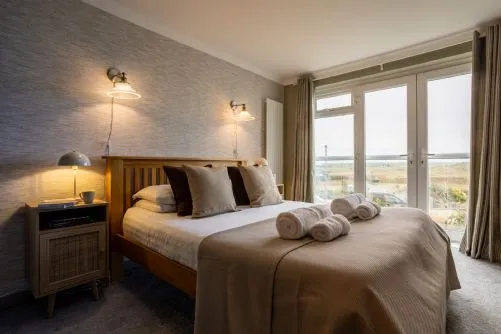 Lakeside Double Bed with Views