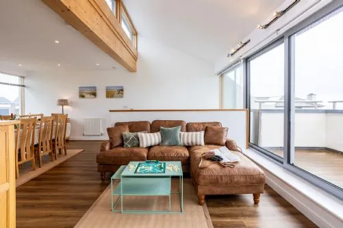 sea sway lounge living