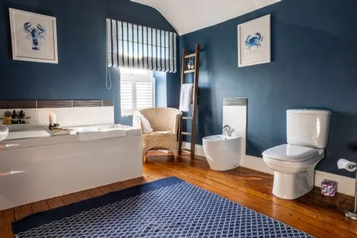 Maelog Villa Upstairs Bathroom - Rhosneigr