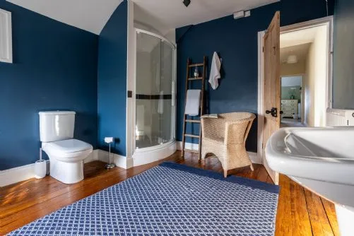 Maelgo Villa Top Floor Large Bathroom - Rhosneigr 