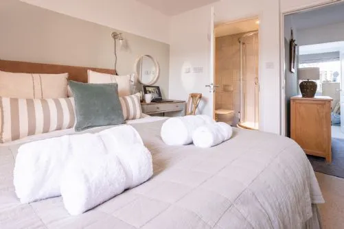 sea sway ensuite and hallway 