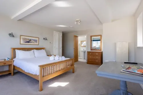 Morwennol - King Room to Landing