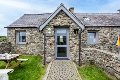 Bwthyn Dwynwen front door