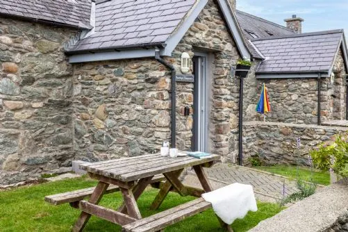 Bwthyn Dwynwen outside area