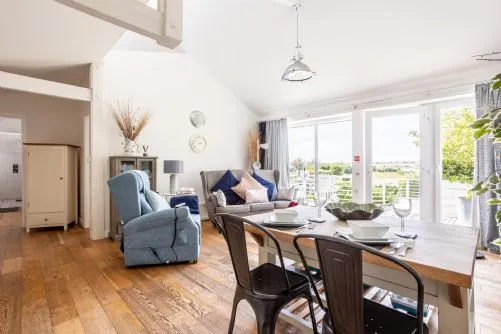 Owain's Lake View - lounge sofa - Llanfaelog
