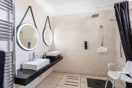 Owain's Lake View - Bathroom - Llanfaelog