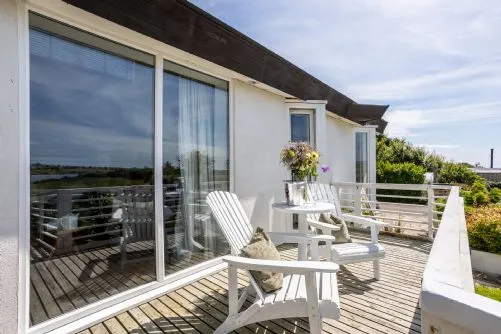Owain's Lake View - decking back into lounge - Llanfaelog