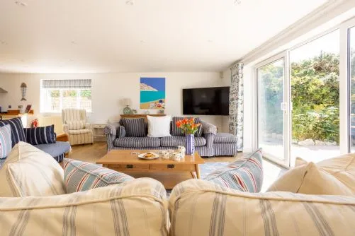 Gardd Nain - sofas and smart tv
