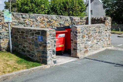 Bwthyn Branwen Aberffraw Bins