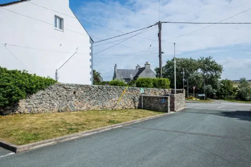 Bwthyn Dwynwen bin area
