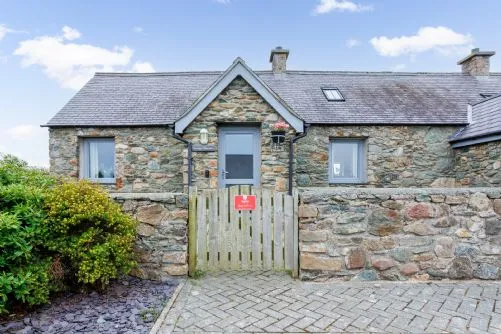 Bwthyn Dwynwen front door