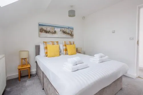 Ty Mabon Bedroom - Bed
