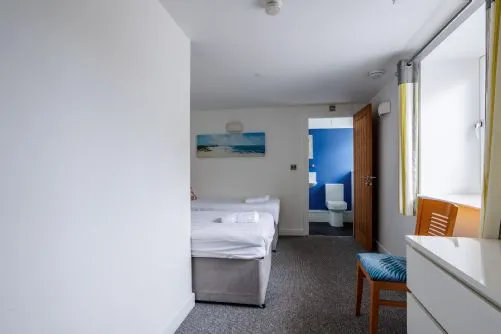 Ty Cwyfan Twin to bathroom