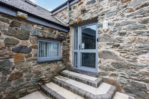 Ty Cwyfan Steps up to front door